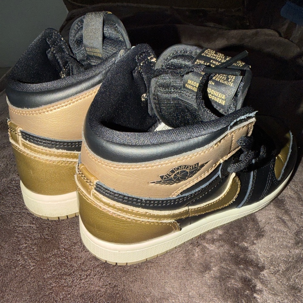 Nike Jordan 1 Retro High OG PS Boys Size 2Y Black/Gold - Picture 6 of 12